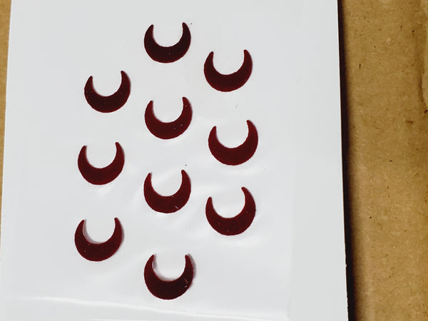 Chnadrakor Bindi (Crescent shaped sticker kumkum)